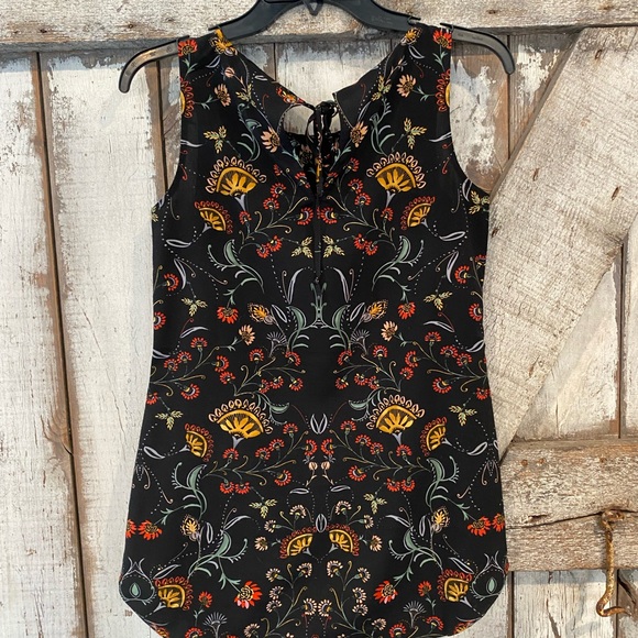 Cabi legend sleeveless blouse - Picture 2 of 5